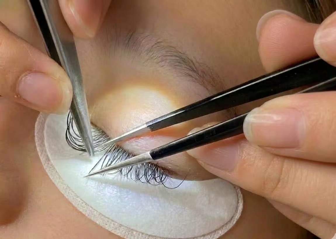 LED Light Eyelash Extensions: The Future of Lash Technology